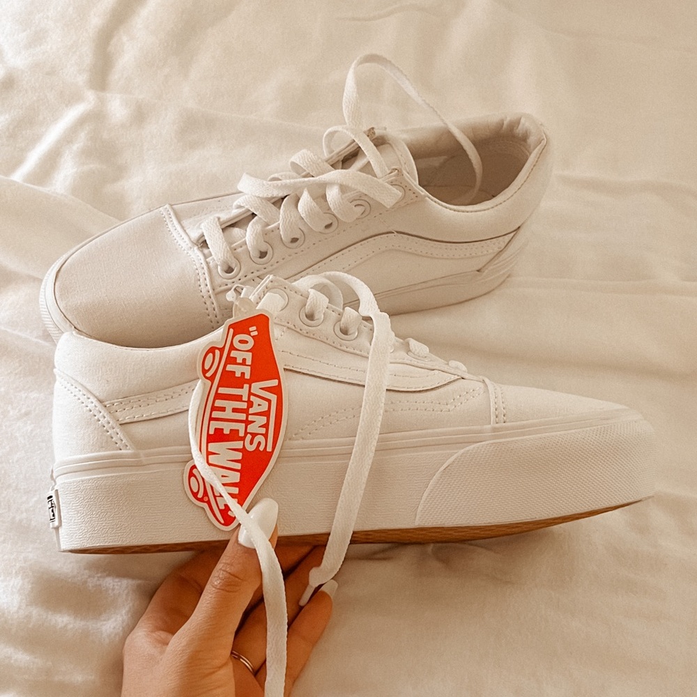 BRAND NEW | NEVER WORN | 𝓿𝓪𝓷𝓼 𝓹𝓵𝓪𝓽𝓯𝓸𝓻𝓶 𝓼𝓷𝓮𝓪𝓴𝓮𝓻𝓼 | w6/m4.5